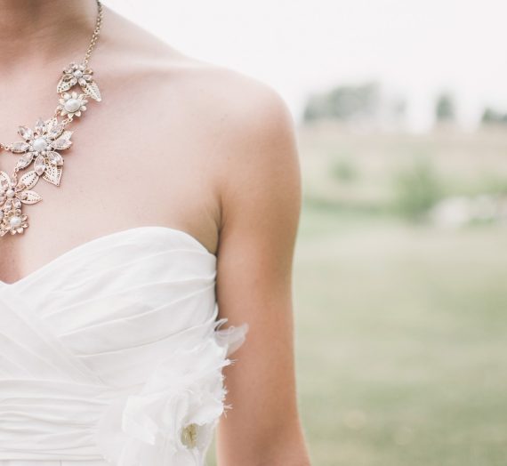 Jak należy dobrać bieliznę do sukni ślubnej?